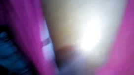 那個人喝著安眠藥的黑髮，並用她的洞