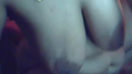 褲襪的美麗的淺黑膚色的男人演奏她的與假陽具的貓