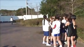 這個女孩並沒有給這些傢伙冷靜