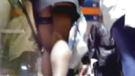 充滿激情的肛交與貓在沙發上的金發女郎