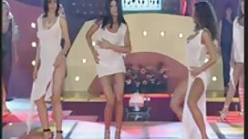 18歲的Tanya用振動器在地板上自慰