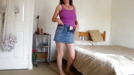 訓練結束後，我的阿姨緊張的strapon瘦女孩
