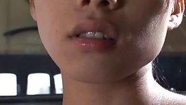 有巨大的胸象的年輕肥胖婦女吮吸她的丈夫