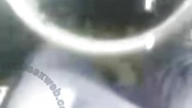 亞洲人展示她如何巧妙地擁有她靈活的身體