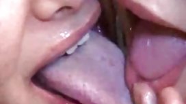 紅發女郎正好在洗澡時