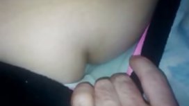 瘦弱的女孩在廚房裡脫衣服