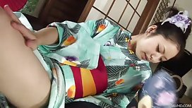 長襪和靴子的女主人教年輕人舔洞