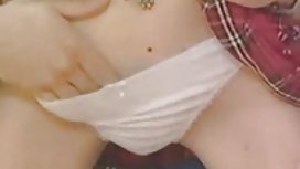 細長的姑娘顯示身體分開