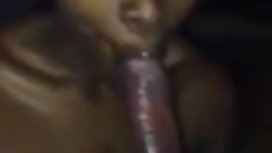 年輕的黑髮精美地玩橡膠成員