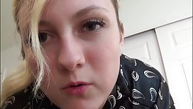 與陰莖有關的蕩婦使她的朋友他媽的