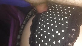 纖細的金發女郎玩手指和貓玩具