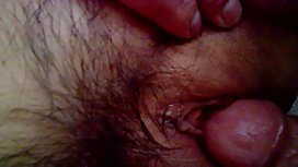 被盯梢的金發碧眼的女人在海灘亂寫一個大雞巴