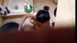 洗完澡後和淘氣的金發女郎發生性關係