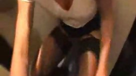 這個女孩展示了一個新振動器工作的特寫鏡頭