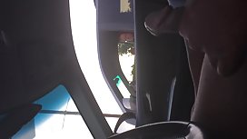 抬起她的小裙子，開始放鬆
