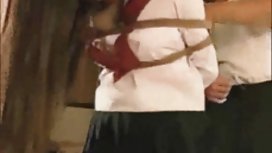 廚師把奴隸放在膝蓋上，然後打屁股，另外羞辱了那個女孩