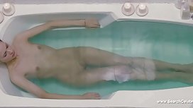長發金發女郎撫摸著大陰唇