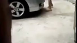 她坐在椅子上手淫玩具