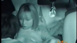 戴眼鏡的傢伙亂搞一個小雞巴的女孩