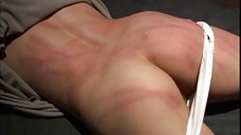 當她的朋友們游泳時，她設法勾引了一個口交男人